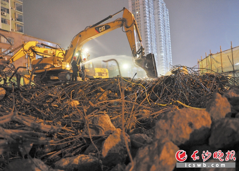 　　昨晚8时许，杨家山立交桥改造工程施工现场，为减少扬尘，工作人员从附近接现有水源，施工全过程洒水降尘。  长沙晚报记者 王志伟 摄