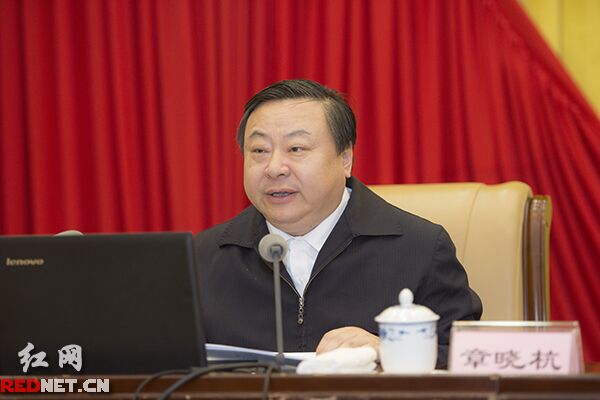 中央网信办信息化局副巡视员章晓杭阐释了网络强国战略、“互联网+”行动计划等内容。