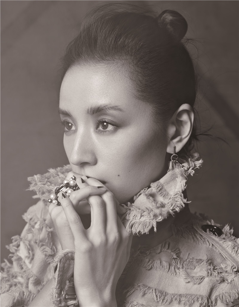 董洁凝眸含香