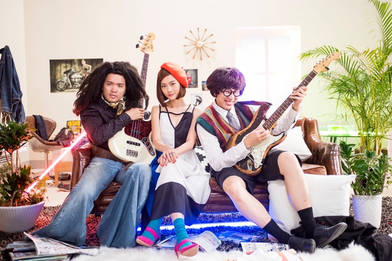 冼佩瑾与乐手合照。