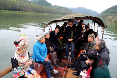   文艺家们在峒河上与当地民歌演唱者交流。 通讯员 摄