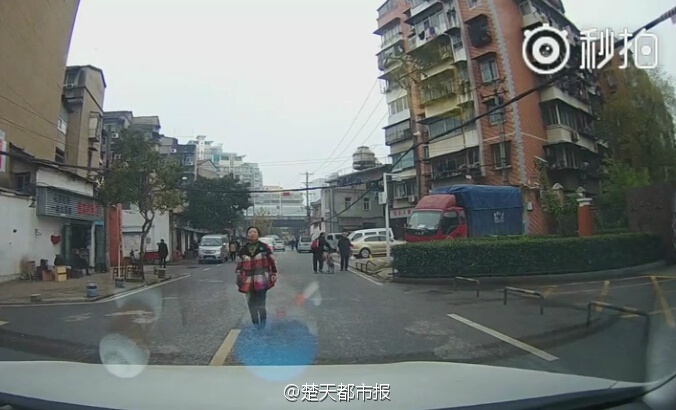 武汉一大妈碰瓷全程