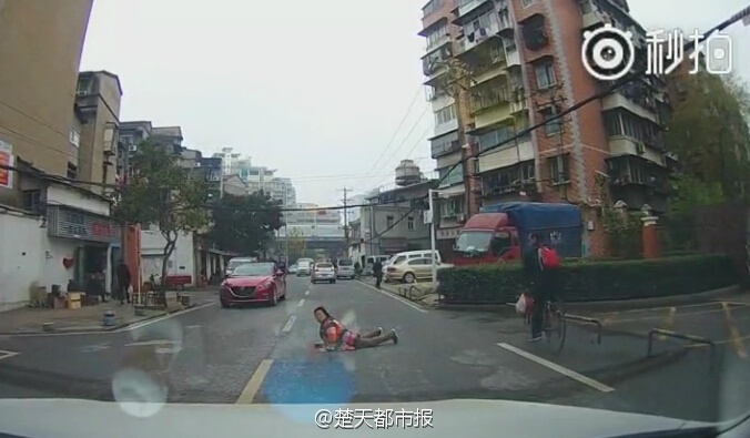 武汉一大妈碰瓷全程