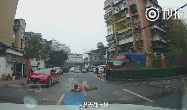 武汉一大妈碰瓷全程