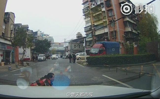 武汉一大妈碰瓷全程