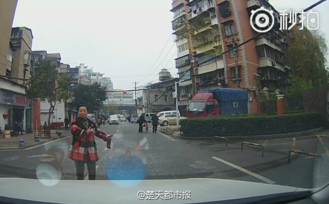 武汉一大妈碰瓷全程