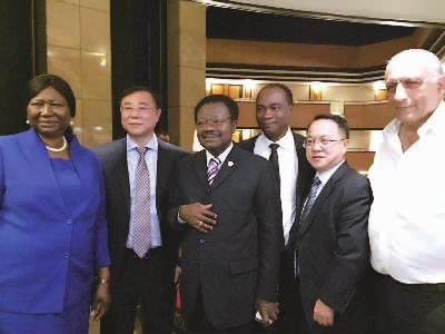 泰富重装集团董事长张勇（左二）与塞拉利昂副总统Mr. Victor Bockarie Foh（中）、外交部长Samura Kamara（左四）、塞国驻华大使Madam Kumba Alice Momoh（左一）等在大会上合影。