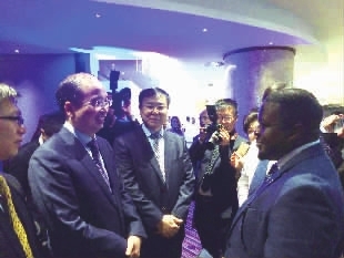 泰富重装集团董事长张勇（中）陪同中国工商银行总行行长易会满（左）与塞国政府代表交流。