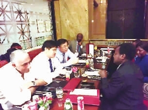 泰富重装集团与塞拉利昂政府代表商务洽谈。 （本文照片由富泰重装集团提供）
