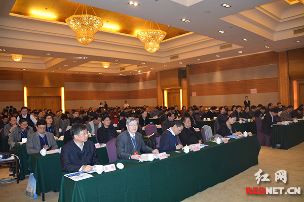 12日，首届湖湘智库论坛召开，100余名智囊团专家齐聚长沙，为湖南“十三五”经济社会发展建言献策。