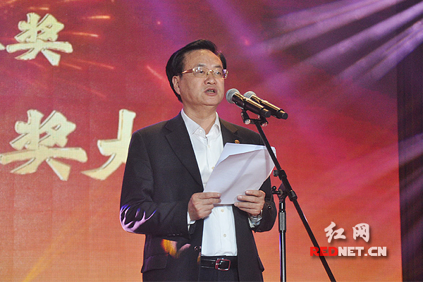 湖南省副省长、省关工委名誉主任李友志讲话。