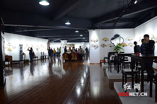 12月12日，“君子之风”——湖南书画第二届扇面展在长沙有缘美术馆开幕。