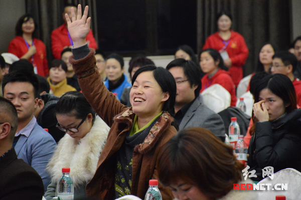 爱心人士频频举手竞价，参与慈善拍卖。