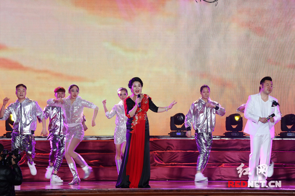 湖南省歌舞剧院合唱团献演了一台集歌舞乐多种艺术形式于一体的艺术盛宴。