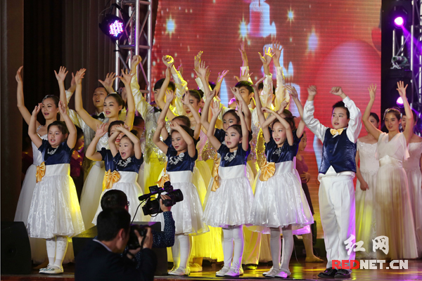 演出中的童声合唱和少儿舞蹈,通过艺术的形式,向社会传递正能量。(以上照片均为彭定湘/摄)