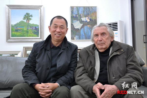 在浏阳河畔的湖南艺术家蔡国胜工作室，87岁的俄罗斯人民艺术家西多罗夫（右），与湖南省当代油画院执行院长、省油画学会副主席蔡国胜（左）一见如故。