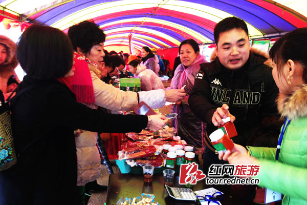 开幕现场，游客购买土特产。