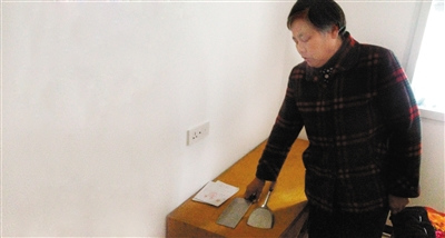 为删房产证上母亲名字女儿持菜刀要砍母亲（图）