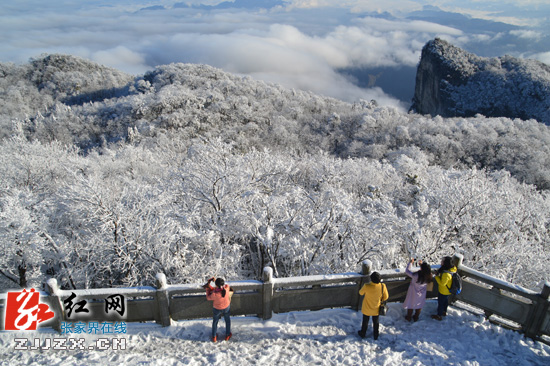 天门山“冰花”开了 雪又要来了