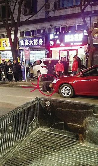 老大爷碰瓷趴引擎盖示意要钱女司机吓得忙关窗