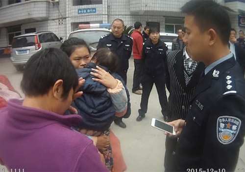 老人路边歇脚跟丢曾孙警方15小时解救被拐幼童
