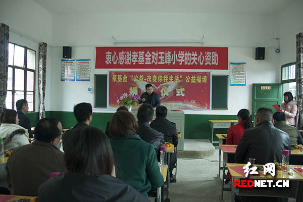 捐赠仪式上，爱心企业家代表黄卓讲述自己发起此次公益活动的初衷。