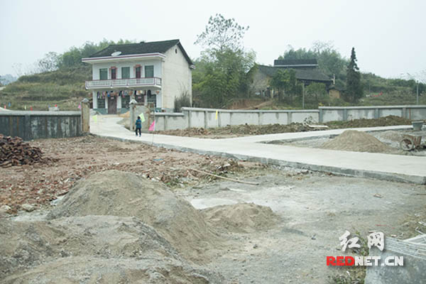 玉峰完小已经在建的操场和校园内通道。