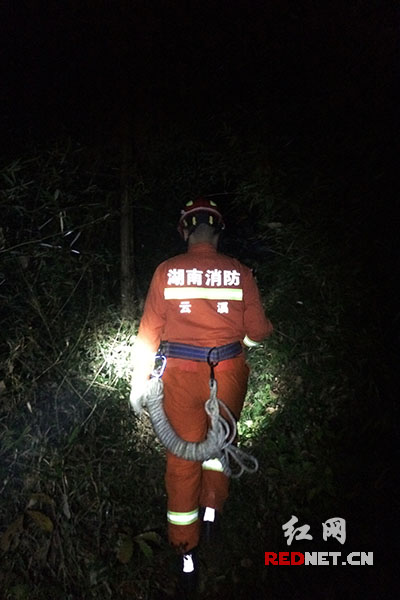 消防官兵夜间紧急搜救走失老人