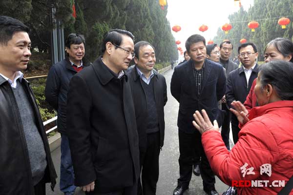 2月11日，湖南省委常委、长沙市委书记易炼红（左三）在烈士公园调研。