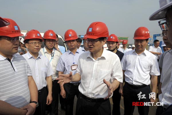 6月1日，湖南省委常委、长沙市委书记易炼红（左五）调研重大项目建设。