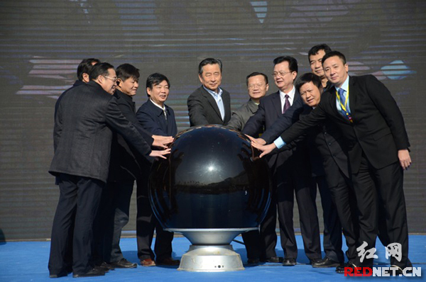 12月16日－19日，2015年湖南省第三届家具博览会在益阳举行，副省长戴道晋（中）出席。