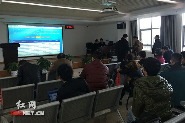 在湖南省公共资源交易中心的开标室内正在通过电子招标系统开标