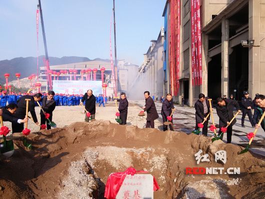 谭本仲带领出席人员为项目奠基