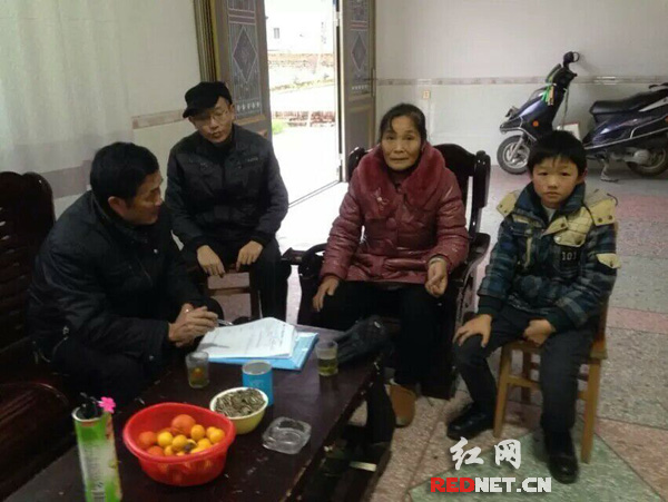 炎陵县鹿原一小的老师正在家访。
