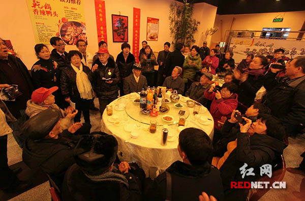 红十字会的志愿者给抗战老兵周敏文庆祝九十五岁寿辰。