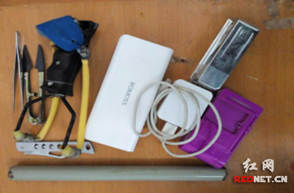 搜查活动收缴了小刀、尖锐镊子、弹弓、充电器等9件严禁学生携带的物品。