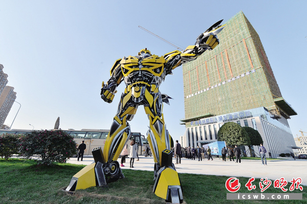 湖南省机器人研发演示中心项目一期企业研发及办公用房建设14万平方米、机器人“5S”演示展厅建设一万平方米。