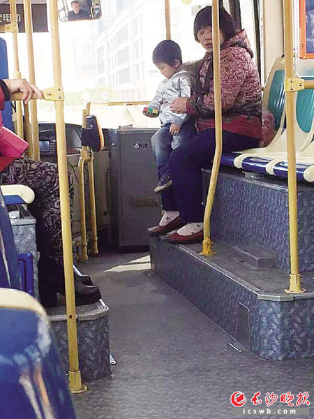 昨日，小睿与母亲走散后，坐上了123路公交车，在车上得到热心市民照顾。一名女网友拍了这张照片，帮小睿寻找家人。 网友供图