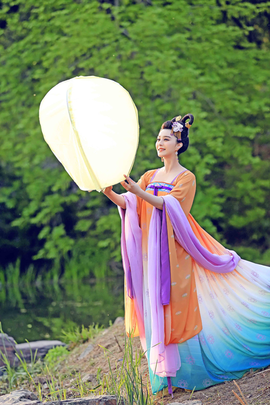 范冰冰登台湾名人榜首 凭《武媚娘》赢超高人气 (2)