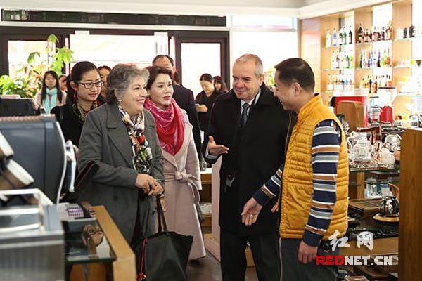 哥斯达黎加驻华大使里卡多·莱昂（右二）在湖南长沙高桥大市场考察。