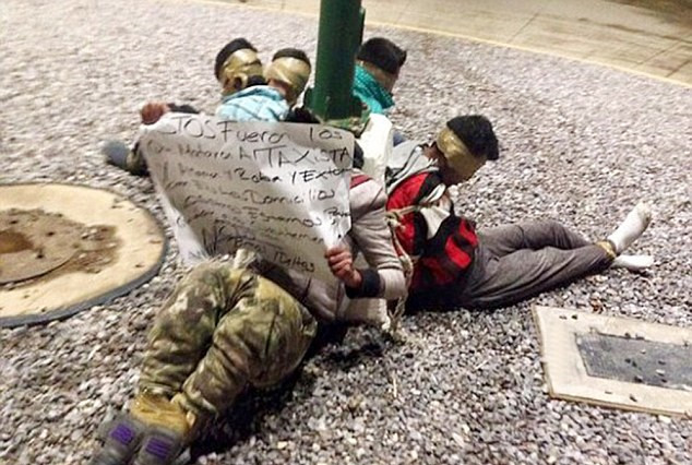 墨西哥5名毒贩被绑街头挂牌示众 不知何人所为(图)