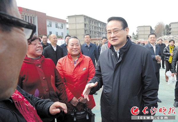 昨日，全市项目建设流动观摩团来到桐梓坡大板房棚户区改造项目现场时，对未来充满希望的当地居民对党和政府为老百姓改善居住环境办实事之举表示感谢。长沙晚报记者 周柏平摄