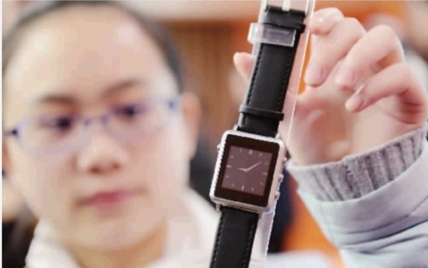 12月18日上午，工作人员在中南大学技术成果发布会上展示新研发成功的透明智慧手表（丅iWatch）。透明智慧手表是基于透明计算模式开发的新型智能手表，具有待机时间长、功能扩展性强和安全性高等特点。记者 徐行 摄
