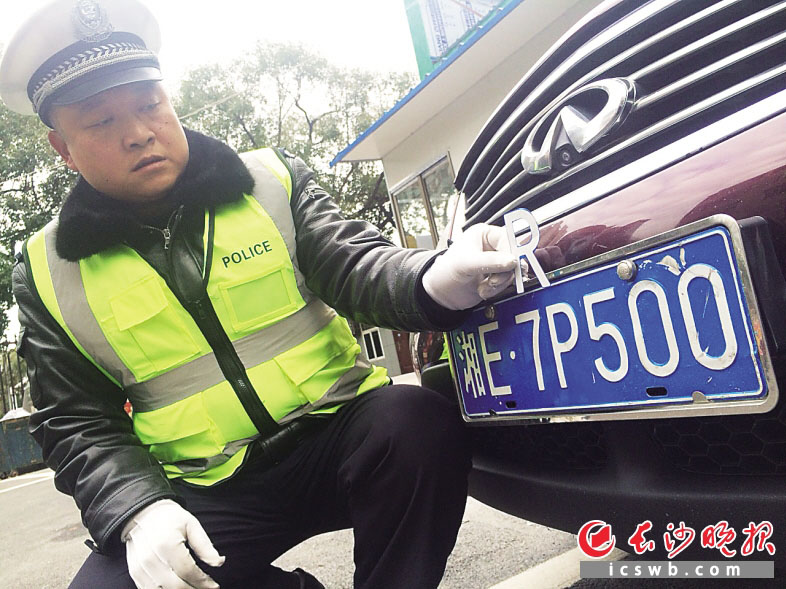这辆车牌号为湘E·7P500的小车,将字母R贴在了该车牌的字母P上,摇身一变竟成了湘E·7R500。 长沙晚报记者 小刘军 摄