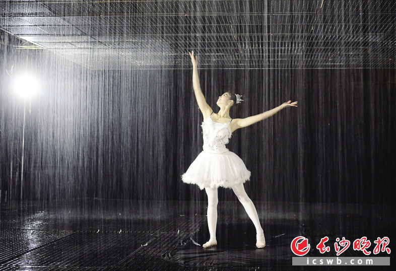 体验者在“雨屋”里跳起芭蕾，丝毫没有被淋湿。长沙晚报记者唐江澎 通讯员 贺振湘 摄影报道