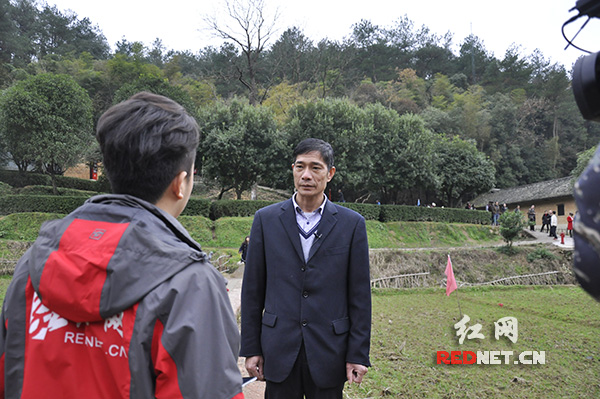 站在毛家祖田旁，韶山冲村民李定洪稍稍整理了下仪容，开始向记者娓娓道来近年来发生在这片祖田上的变化。