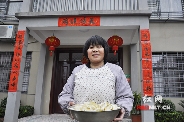 　（华润希望小镇村民热情地端出刚出锅尚带着热气的柚子糖招待游客。