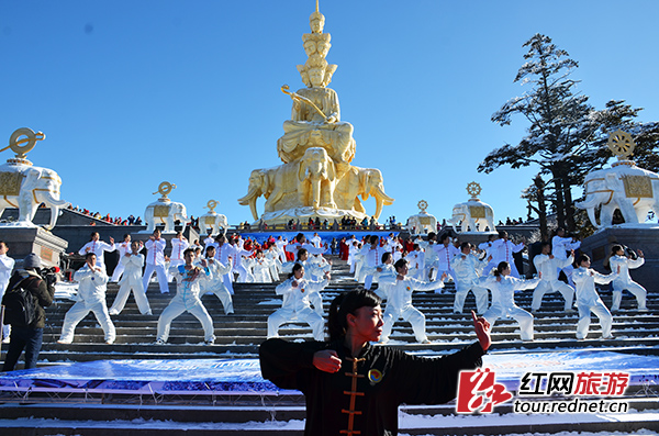 “千人挑战冰雪神功”于金顶精彩上演。