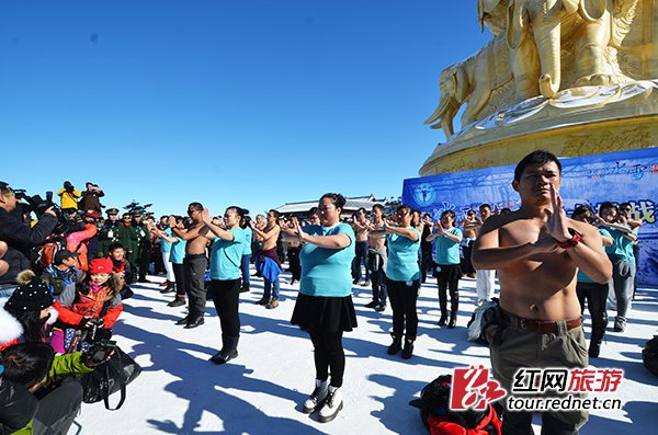 首届峨眉山冰雪勇士极地耐寒挑战赛于四川峨眉山金顶之上举办。