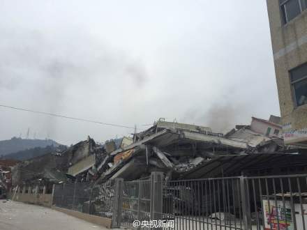 深圳山体滑坡900人安全撤离22人失联现场挖掘进行中